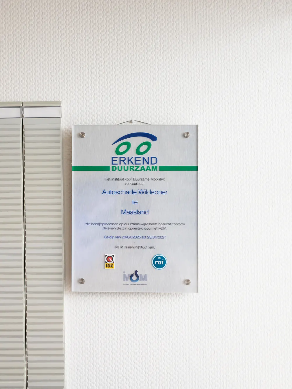Het certificaat Erkend Duurzaam van Autoschade Wildeboer te Maasland aan de wand van de receptie.