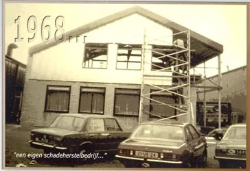 Oude zwart-witfoto van het eerste bedrijfspand, met het jaartal 1968.