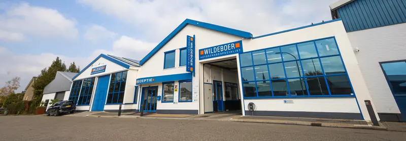 Het pand van Wildeboer aan Het Ambacht, met de naam op de gevel en het bord Receptie.
