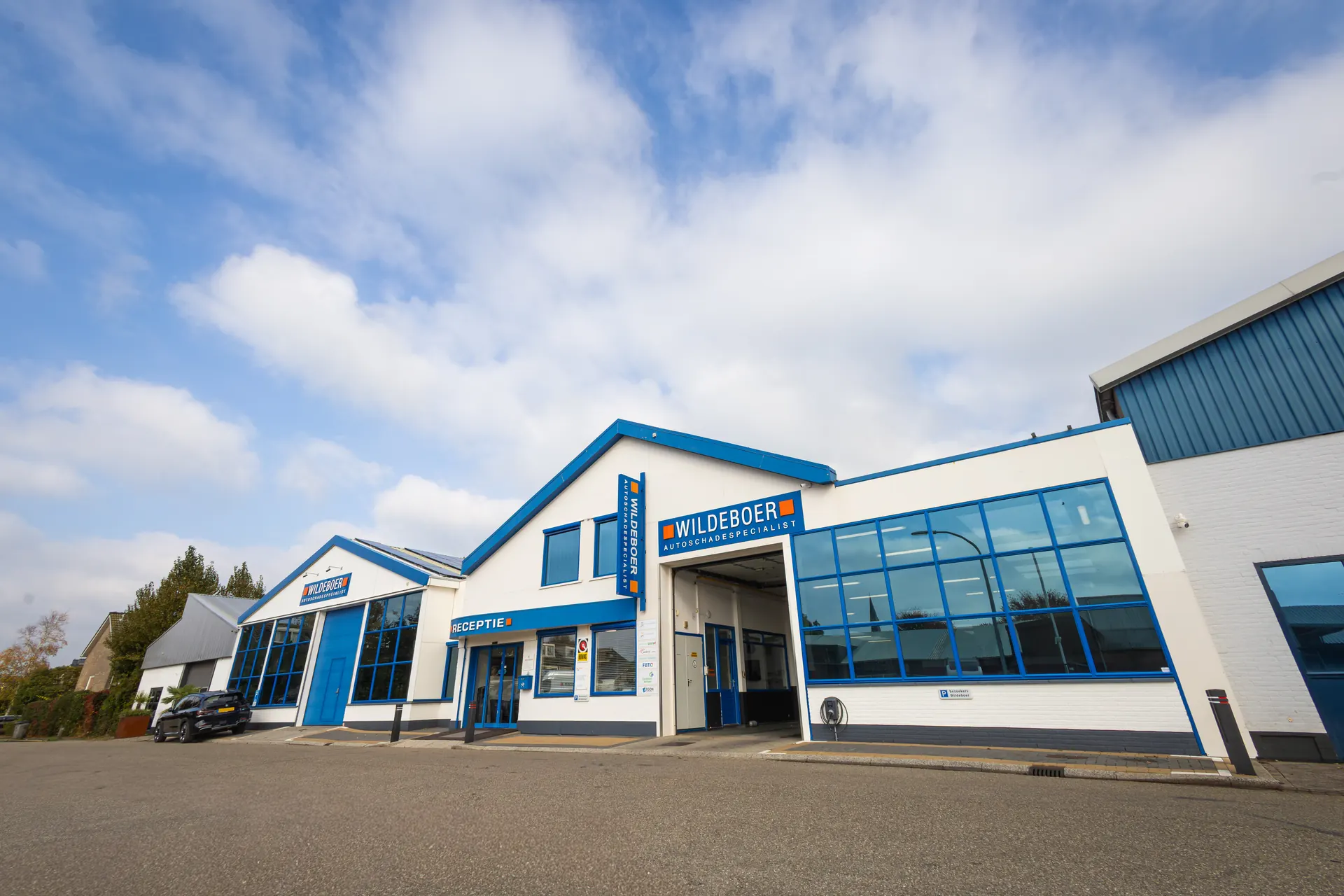 Het pand van Wildeboer aan Het Ambacht 5 in Maasland, met de ingang van de receptie en de werkplaats.